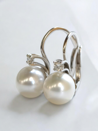 Leverback earrings with pearls and diamonds