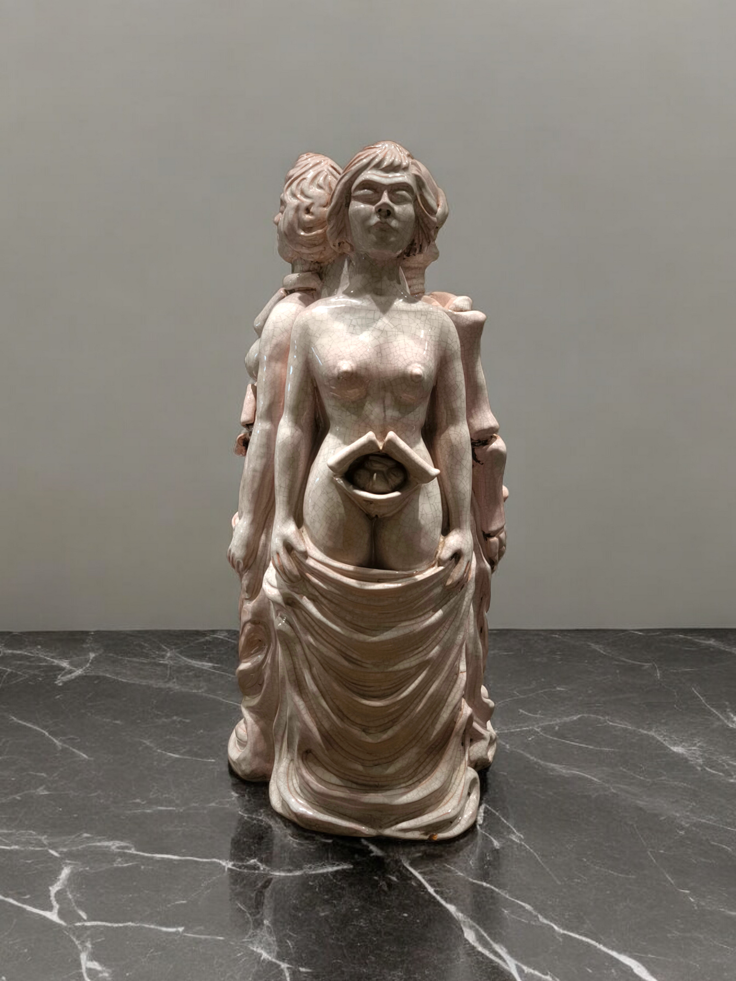 Scultura in maiolica Processo di vita donna