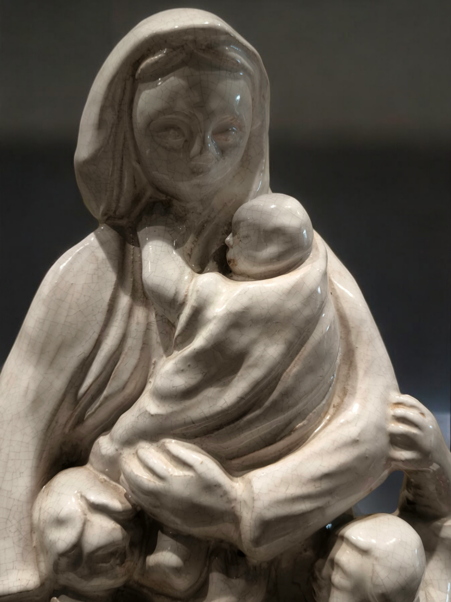 Scultura in maiolica Maternità con tre figli