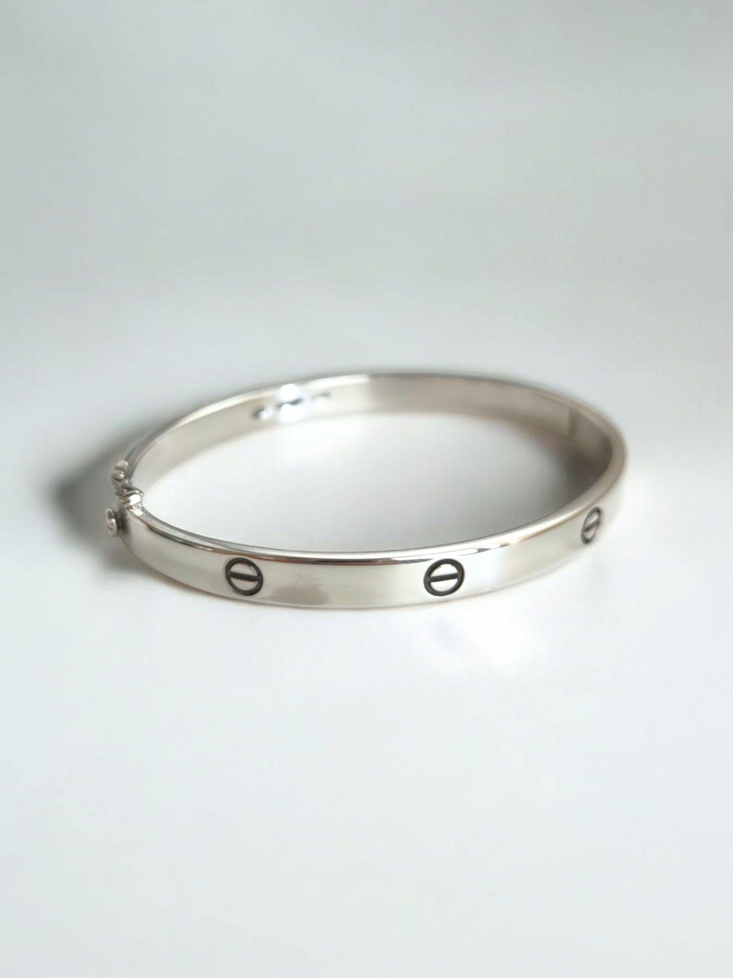 Bracciale in argento rigido con viti