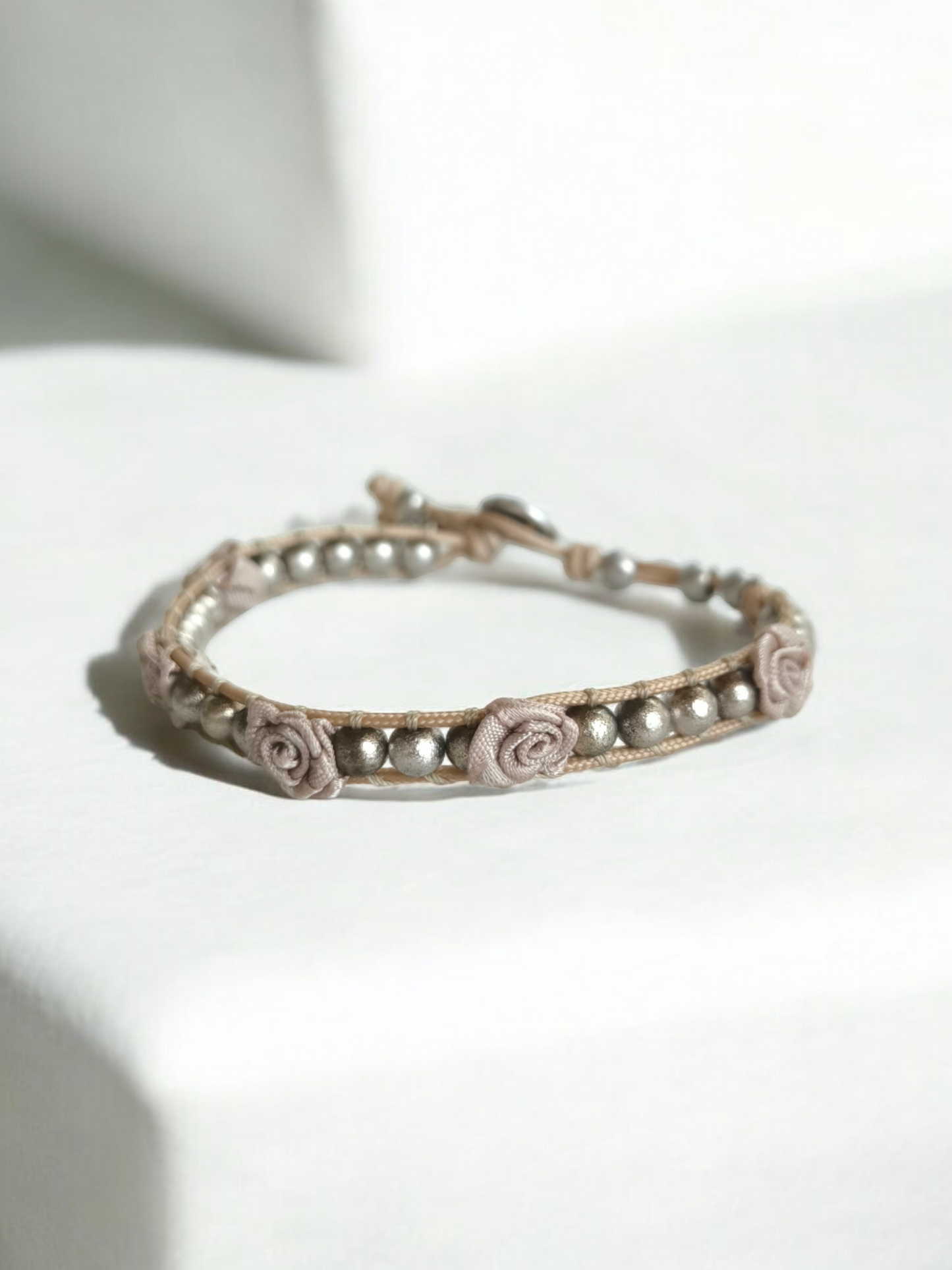 Bracciale in argento e rose in seta