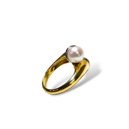 Pavan - Gold ring with Japanese pearls