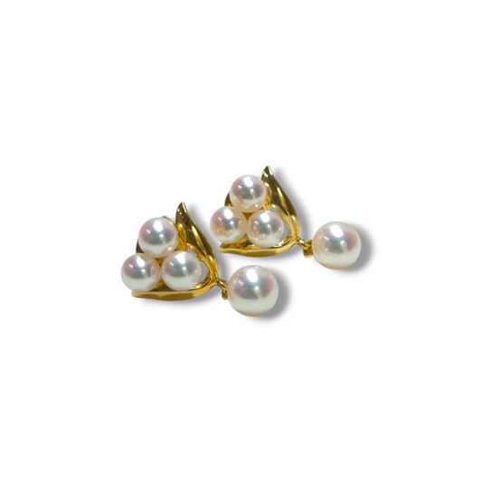 Gold lobe earrings with Japanese pearls