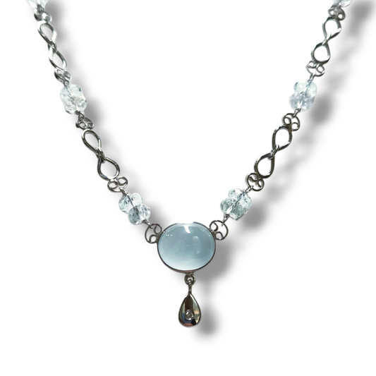 Gold necklace with diamonds and aquamarine