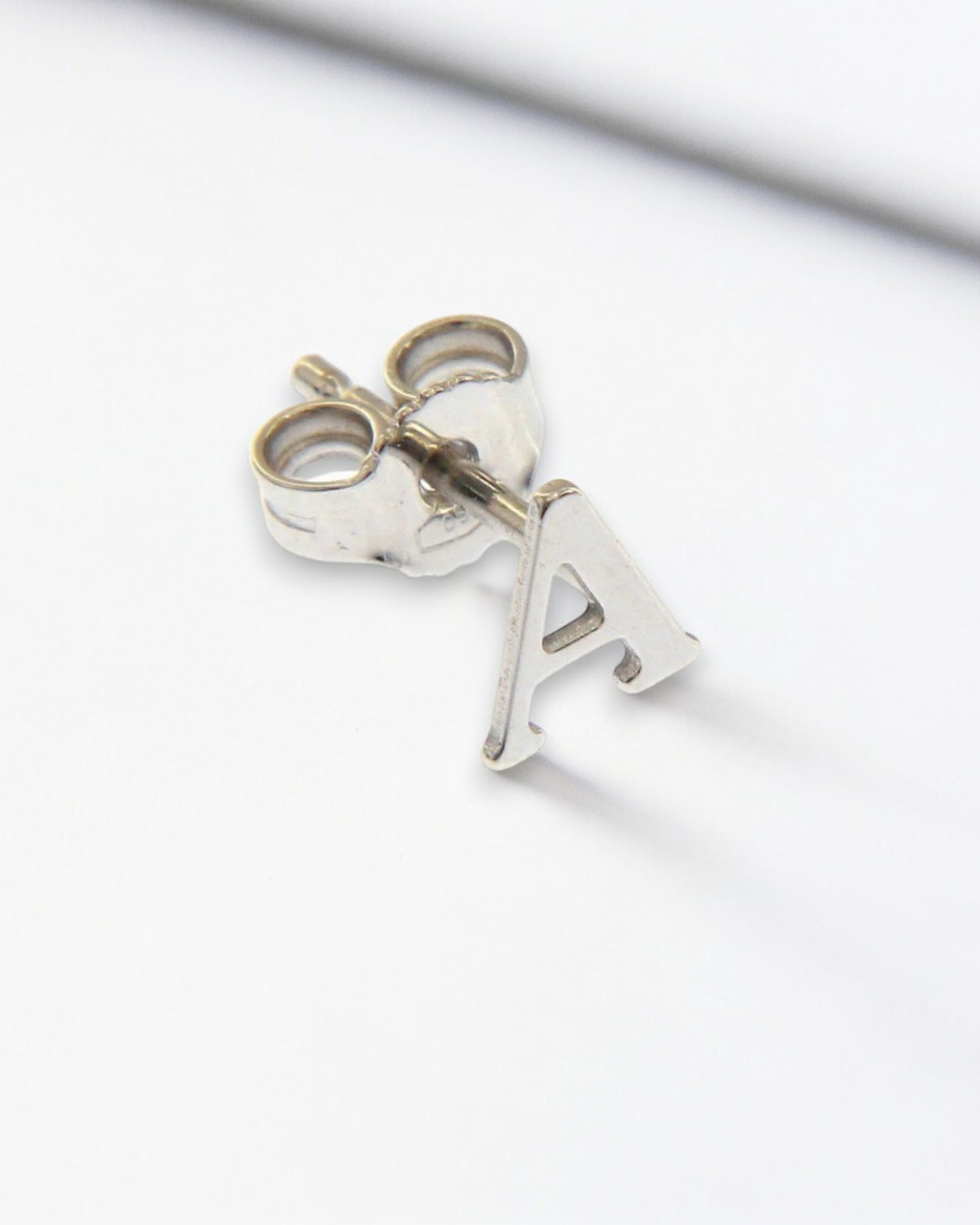 Mono white gold letter earring