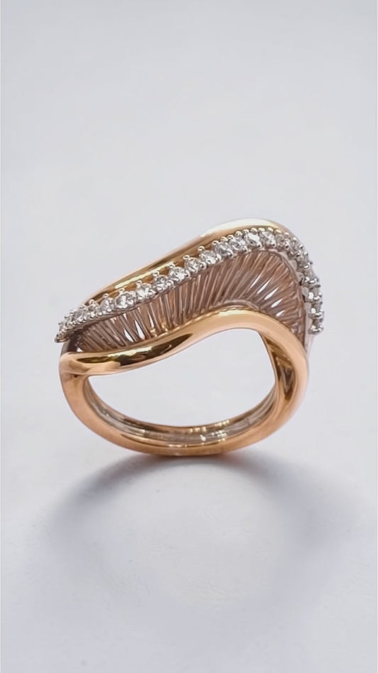 Anello in oro con diamanti a onde