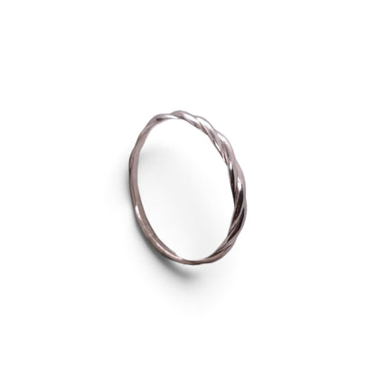 Anello a fedina sottile intrecciata in oro bianco 9k