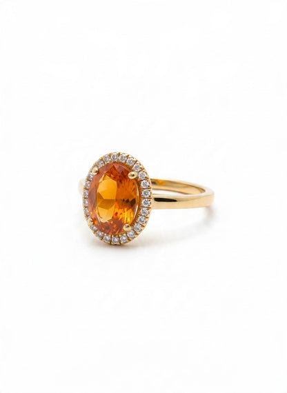 Anello in oro giallo 18 kt con zaffiro arancione e diamanti