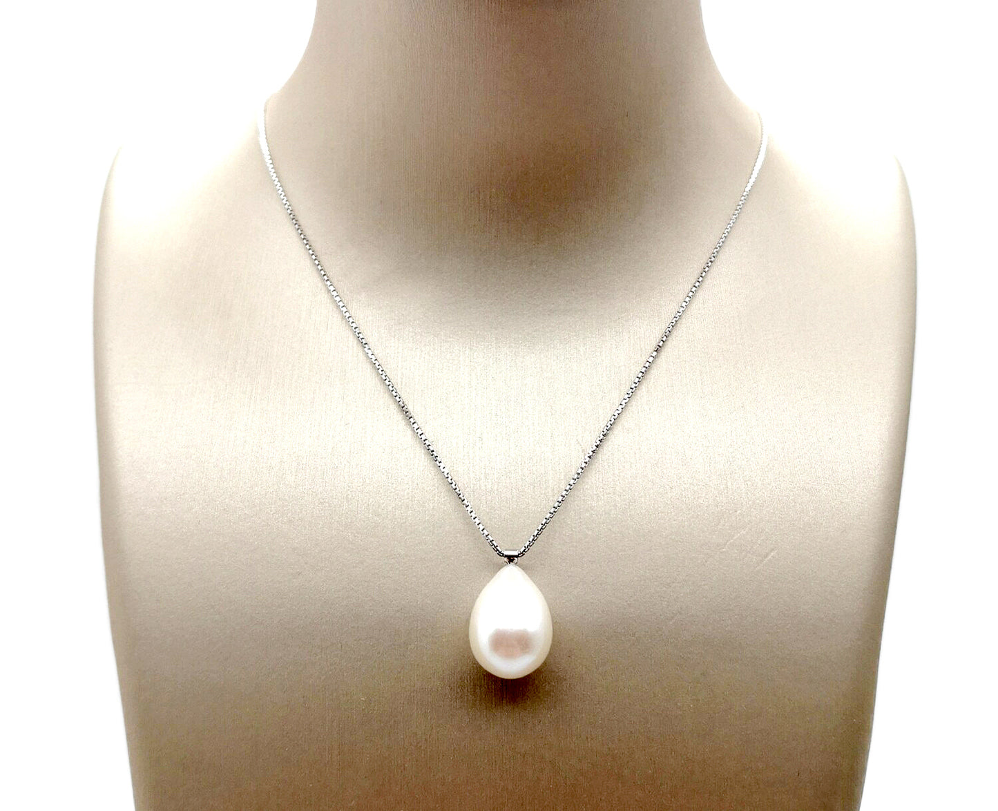 White gold necklace with Fresh pearl