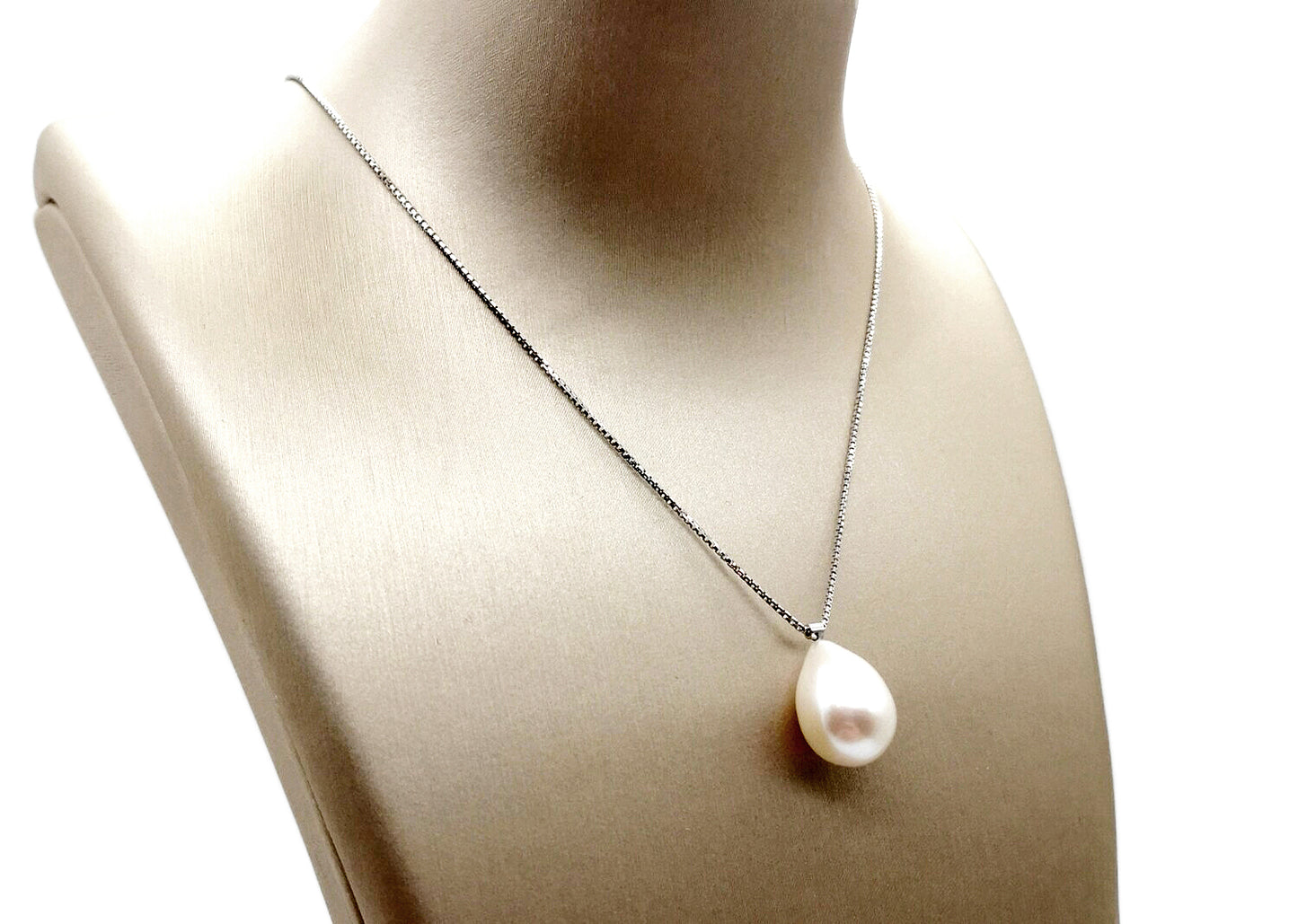 White gold necklace with Fresh pearl