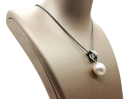 Girocollo in oro bianco con perla giapponese e diamanti