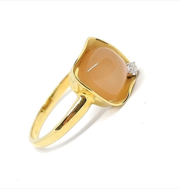 Orange gold ring with diamond and orange moonstone 