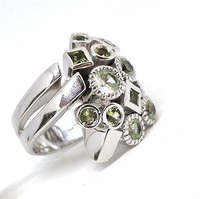 Anello in argento con zirconi verdi