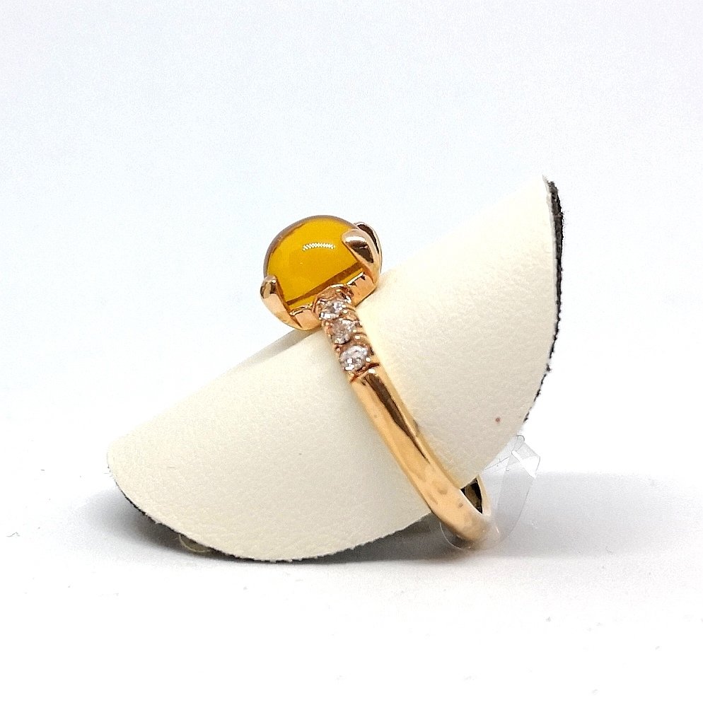 Anello in argento dorato giallo con cabochon giallo e zirconie