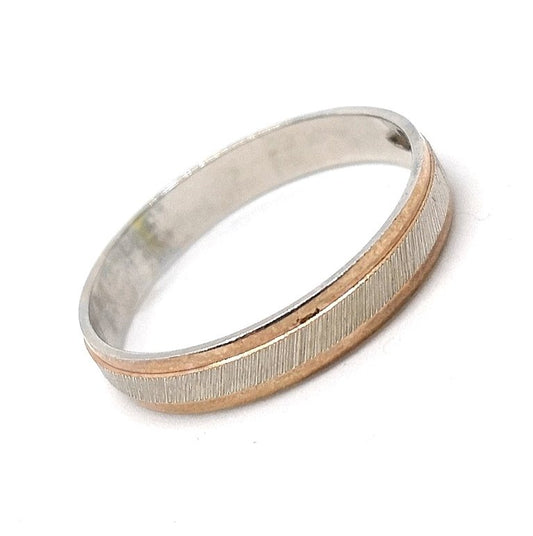 Silver ring with engraved ring with pink golden edge