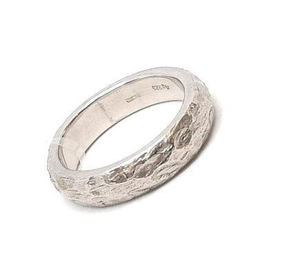 Rounded wedding band ring in hammered silver