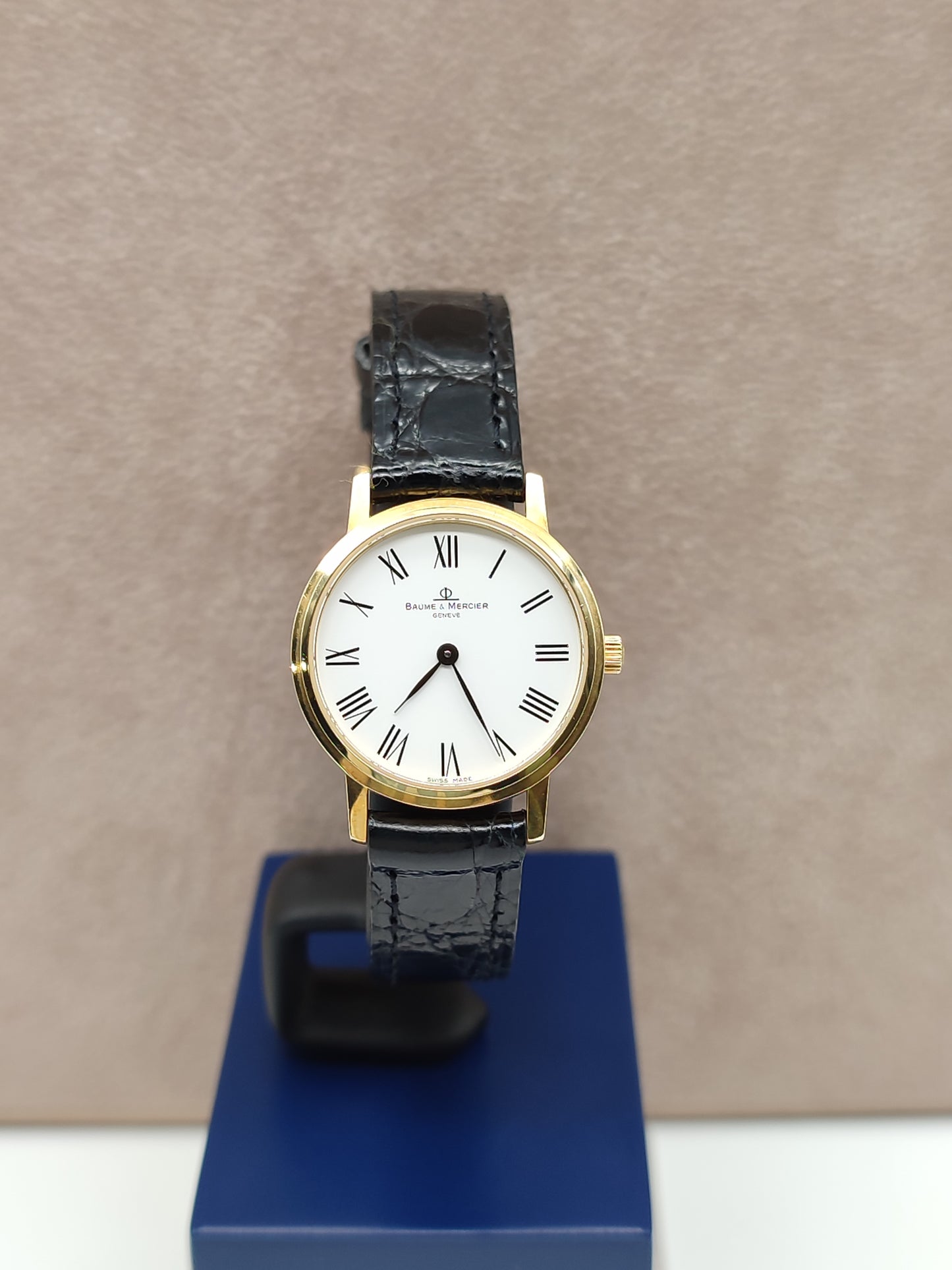 Baume &amp; Mercier - Classic woman in gold