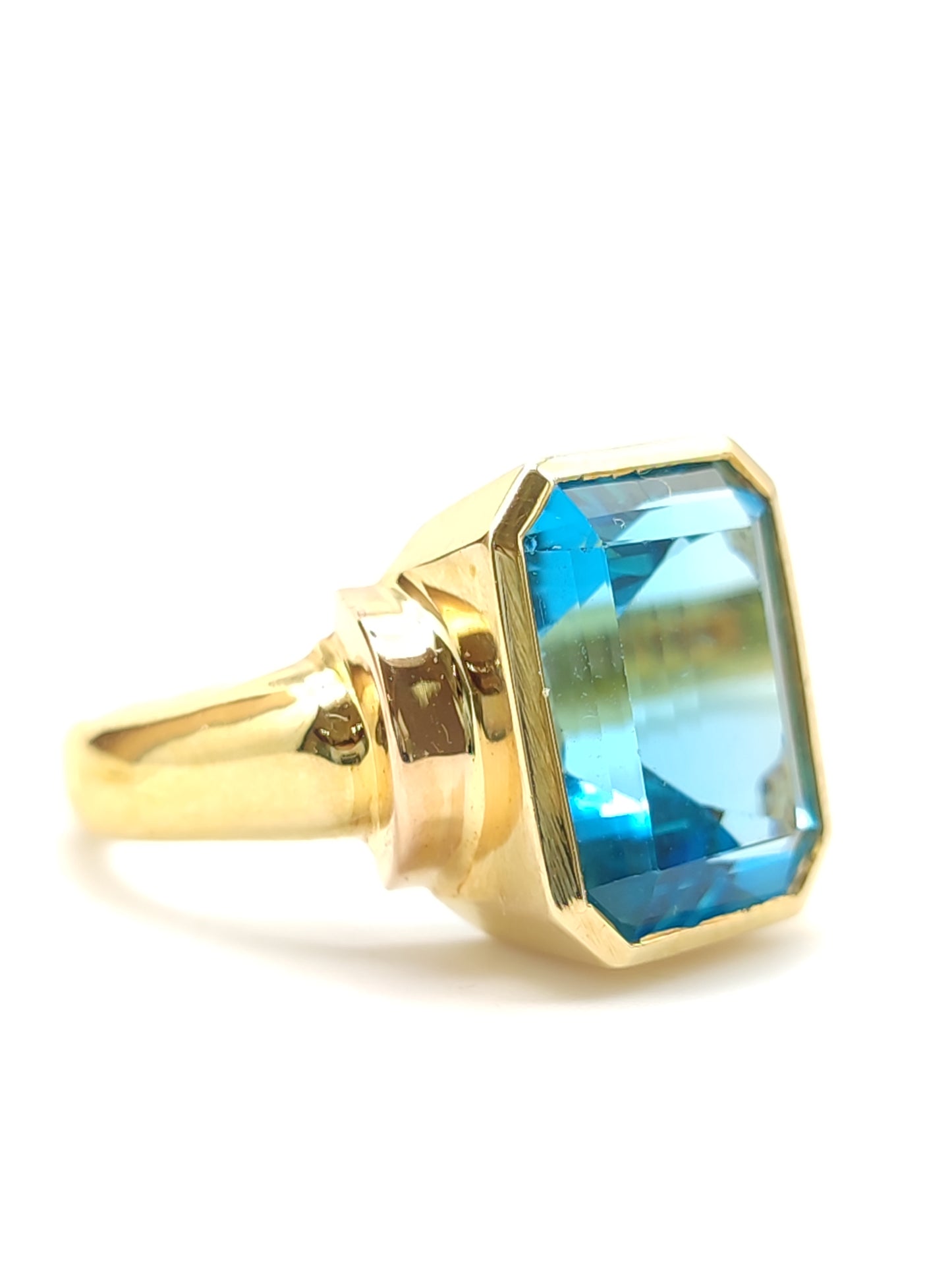 Pavan - Gold ring with blue topaz