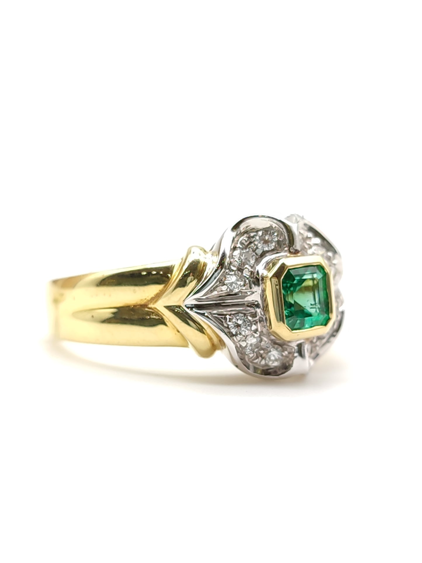 Anello in oro con smeraldo e diamanti