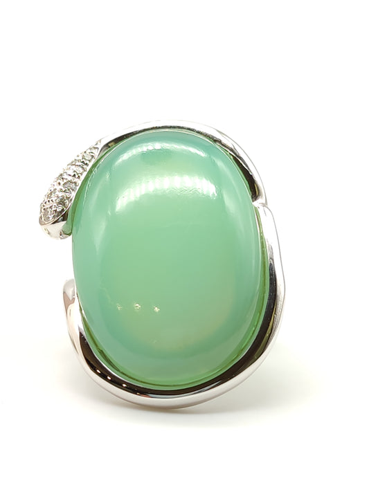 Gold ring with chalcedony and diamonds