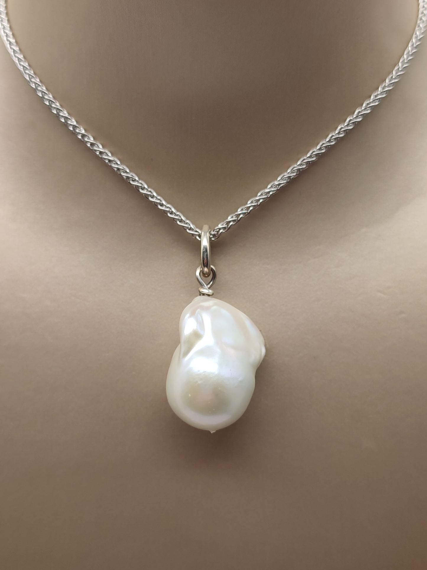 Girocollo in argento con perla barocca