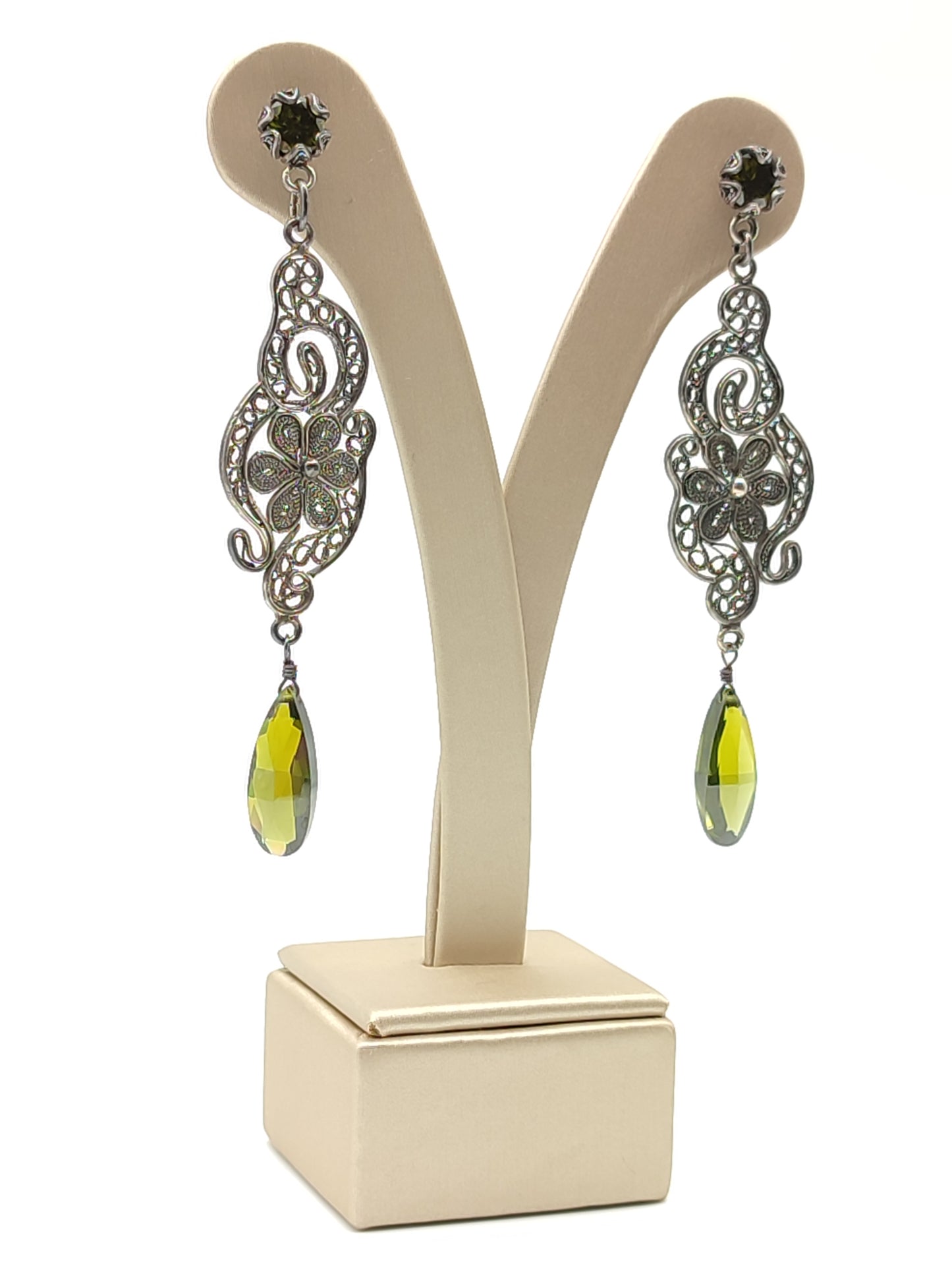 Silver filigree earrings with hanging green quartz