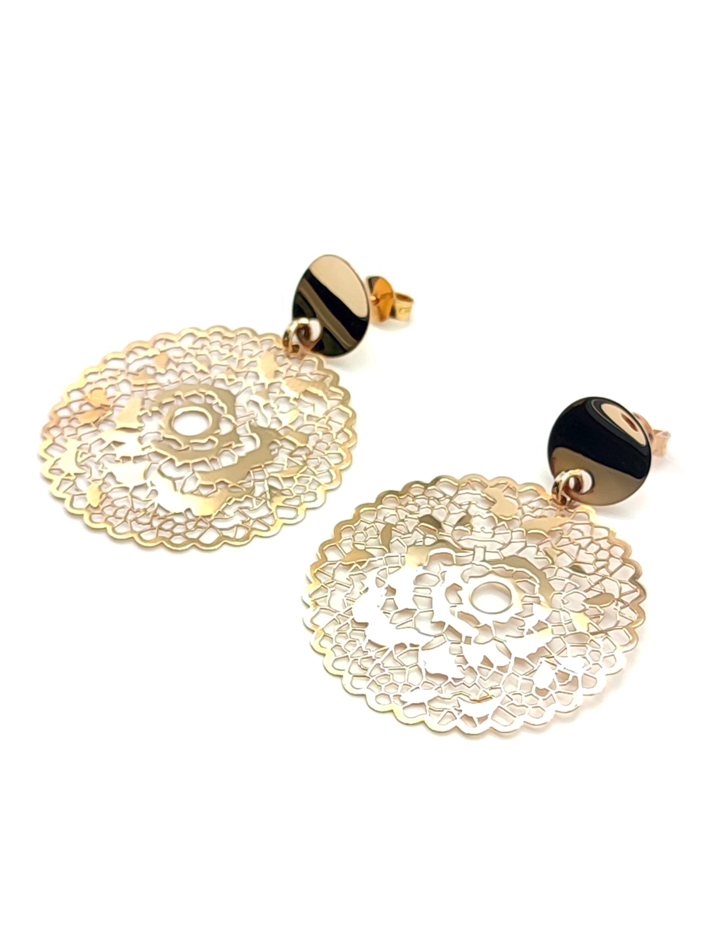 Dangle gold earrings worked with fretwork