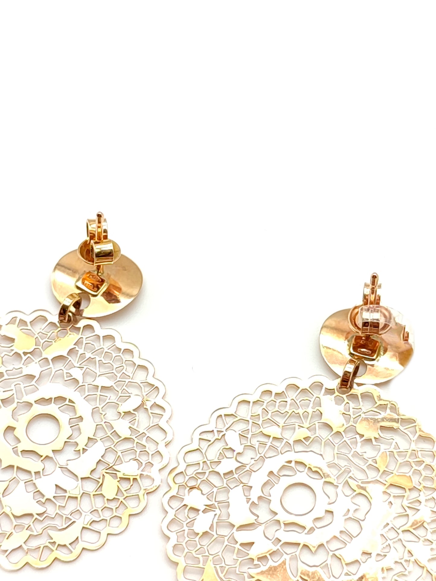 Dangle gold earrings worked with fretwork
