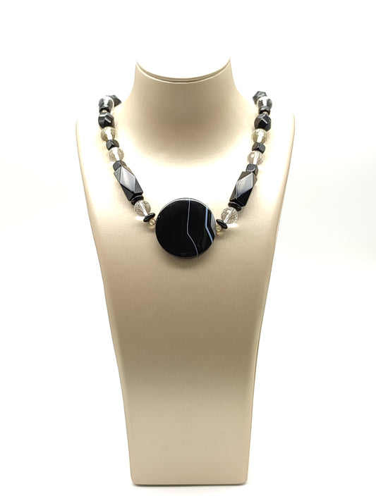 Necklace with onyx and hyaline quartz
