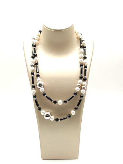 Long necklace with onyx and cultured pearls