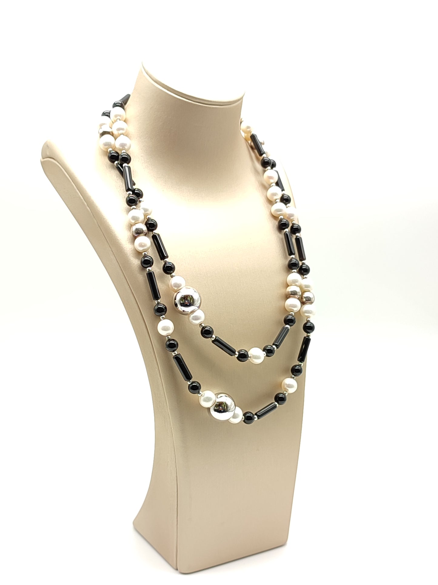 Long necklace with onyx and cultured pearls