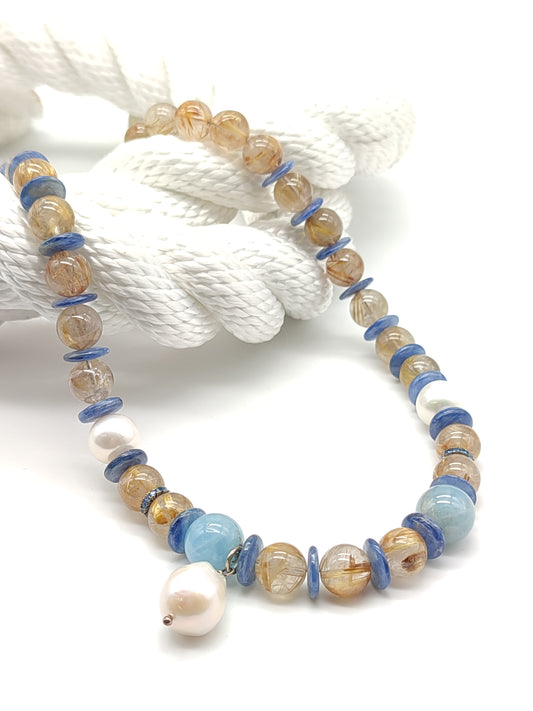 Sea choker with quartz and pearls