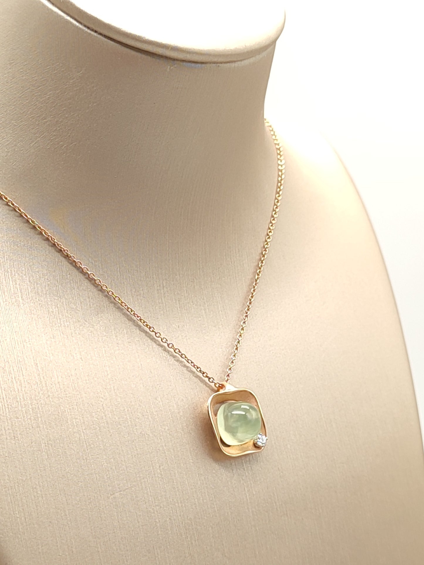 Dune cubic necklace in gold with Cammilli Prehnite