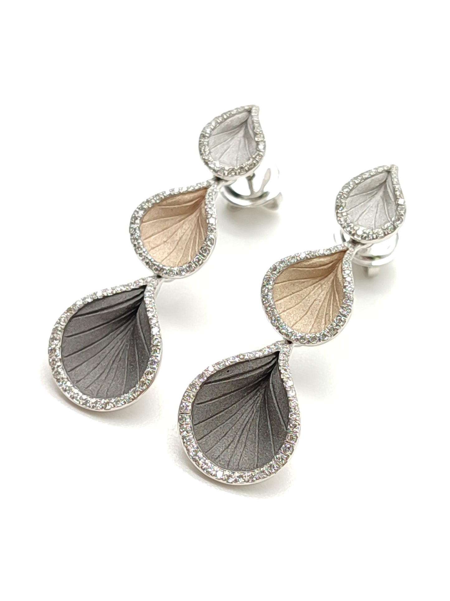 Goccia earrings in gold with Cammilli diamonds