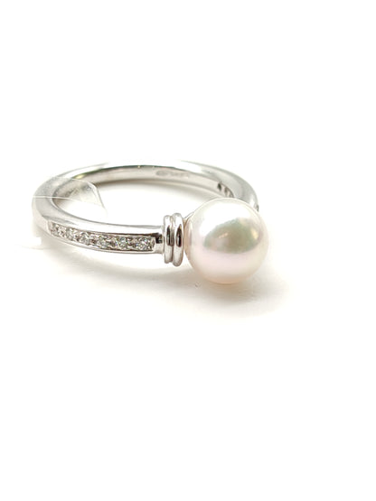 Gold ring with pearl and diamonds
