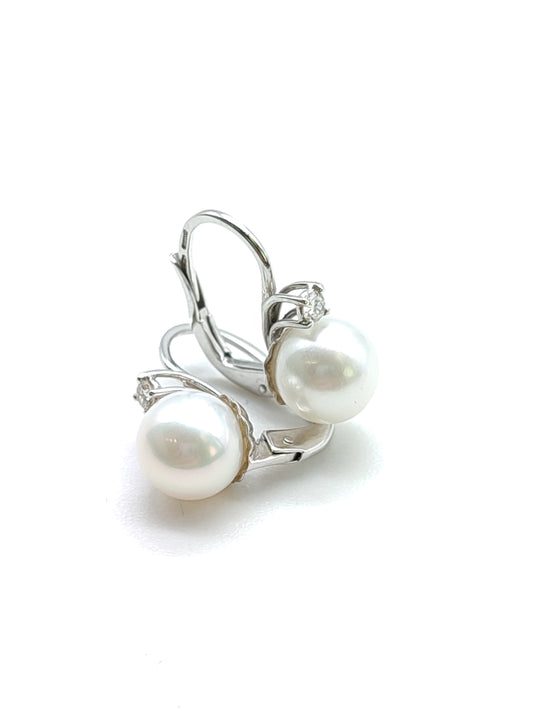 Leverback earrings with pearls and diamonds