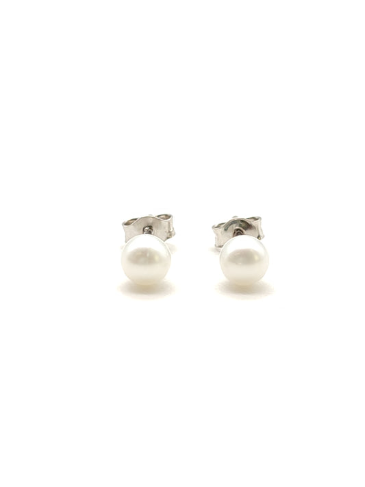 Gold lobe earrings with fresh pearls