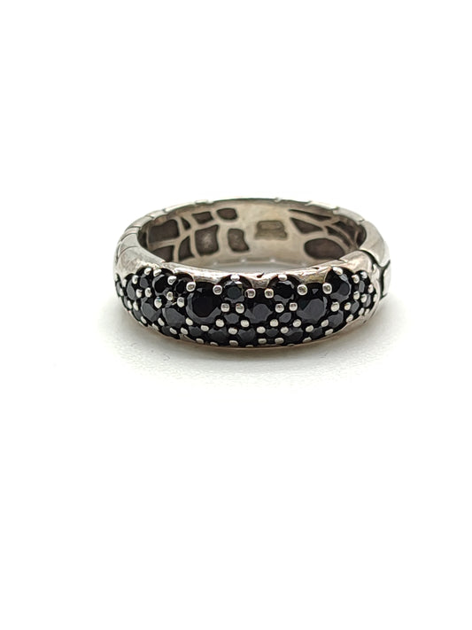Wedding ring with black spinel pavé