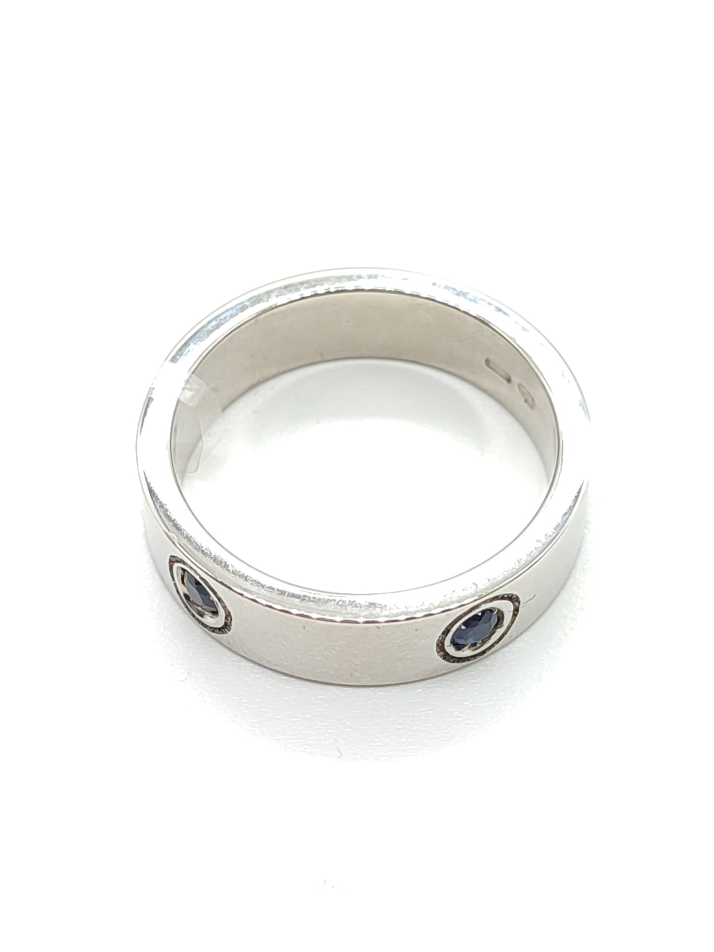Silver ring with alternating blue sapphires