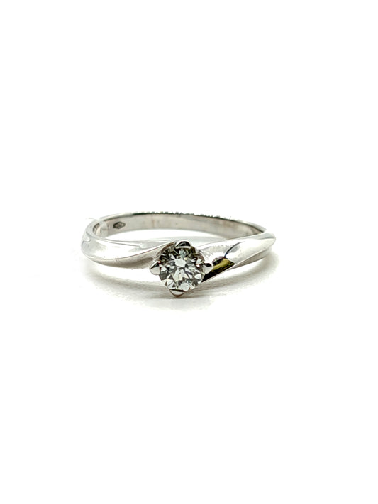 Gold solitaire ring with 0.30ct diamond