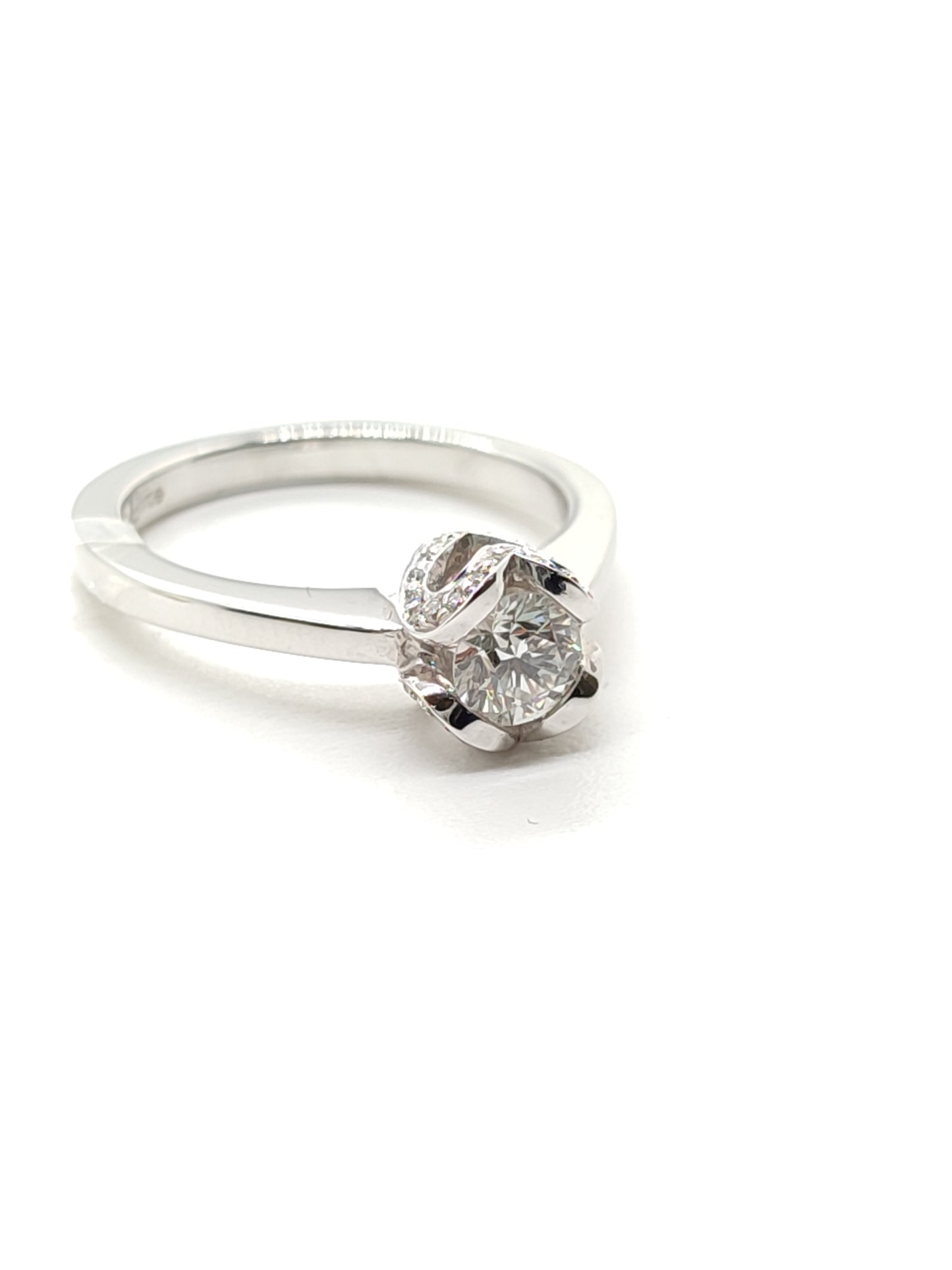Gold solitaire ring with 0.52 ct diamond