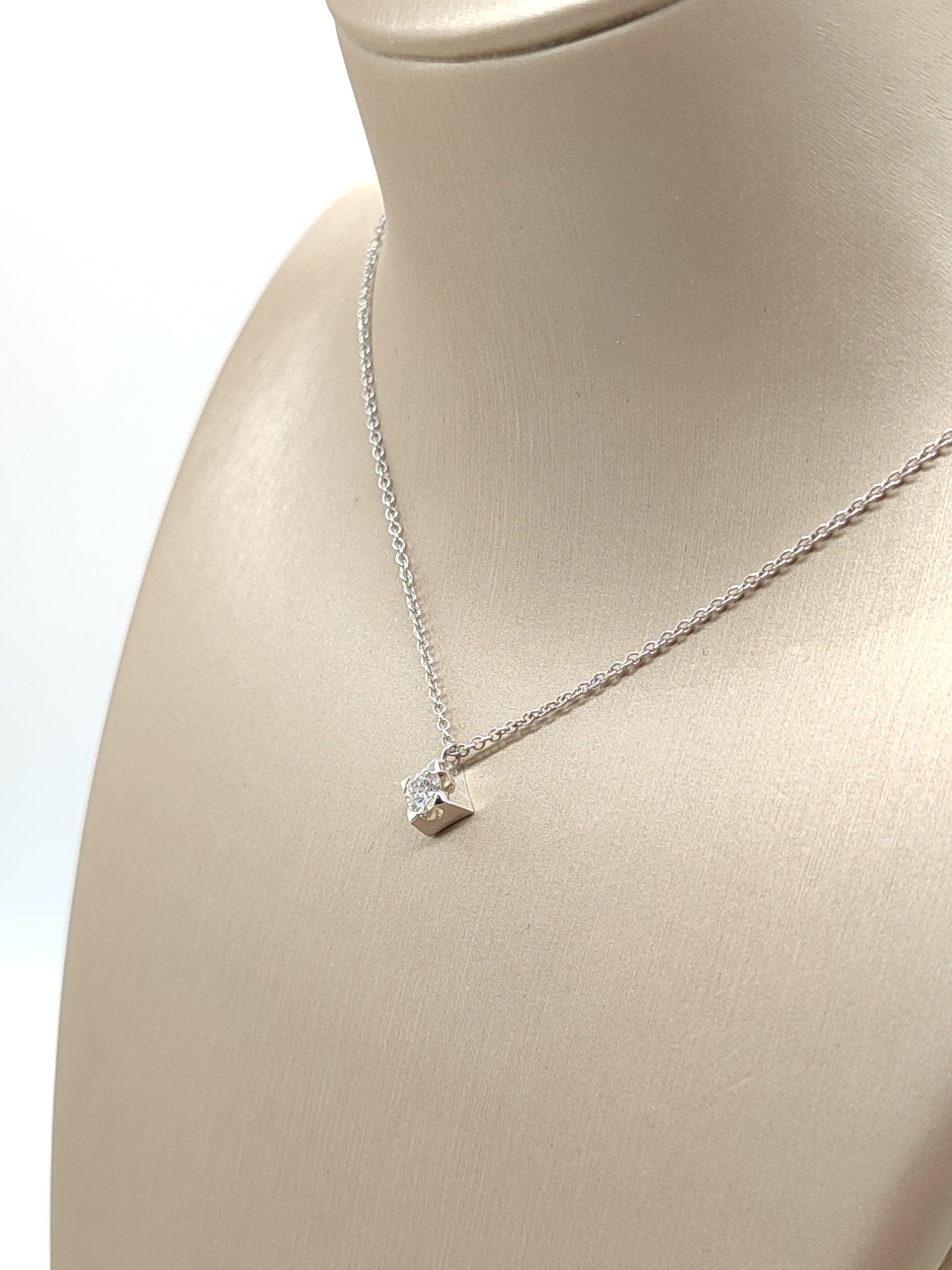 Gold necklace with 0.24ct light point diamond