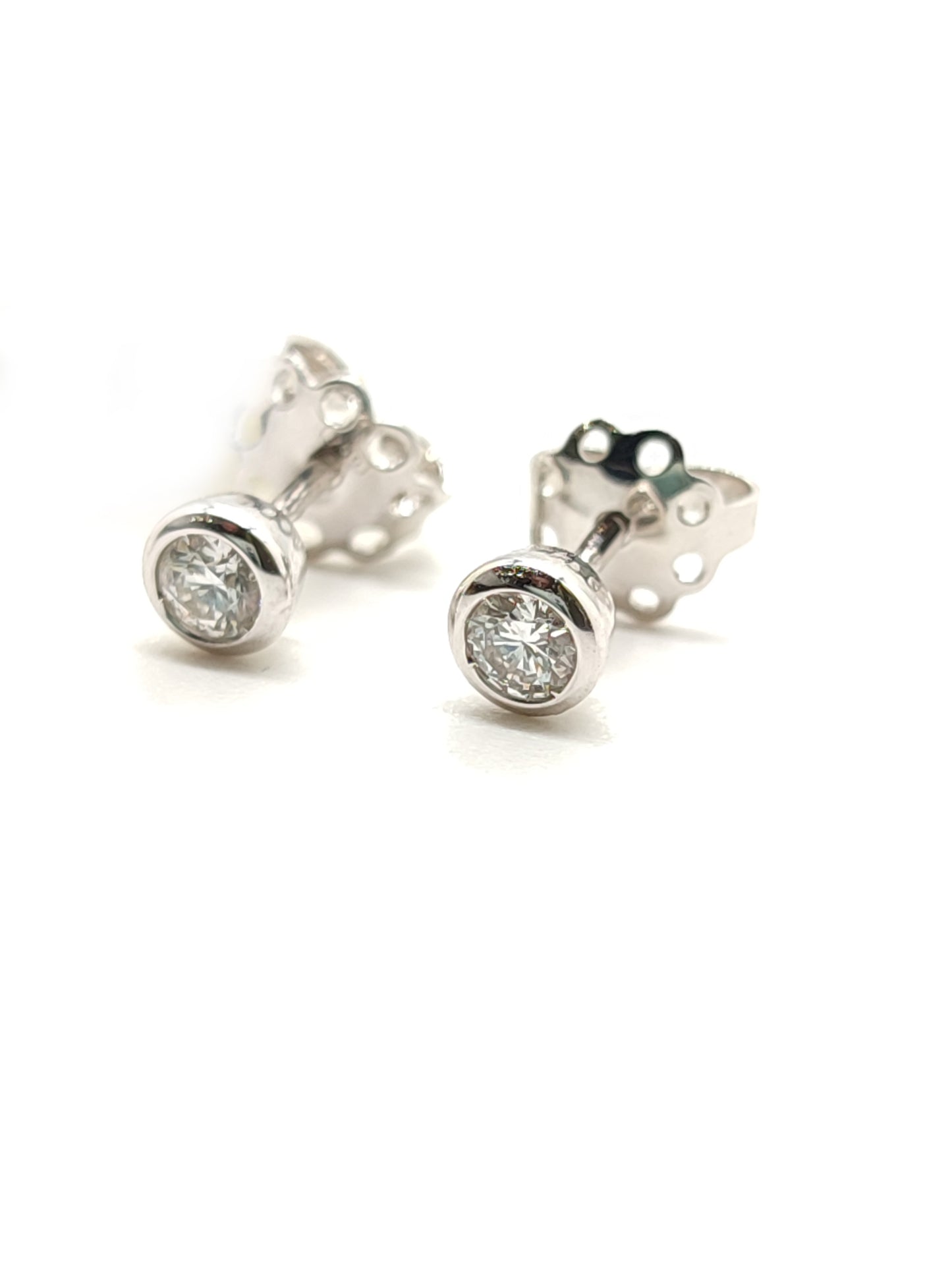 Light point earrings in gold with diamonds 0.27ct -3.5mm