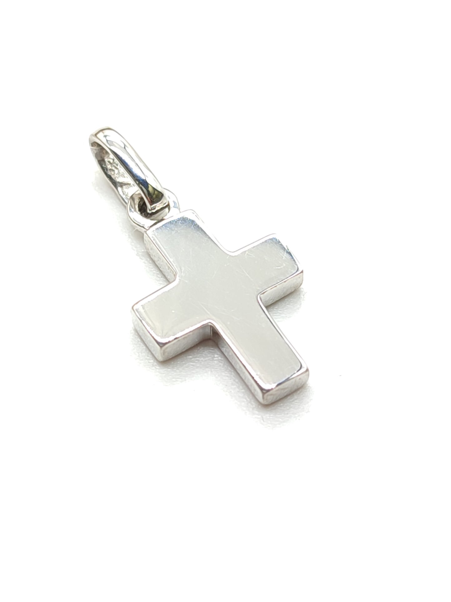 Shaped cross pendant in silver