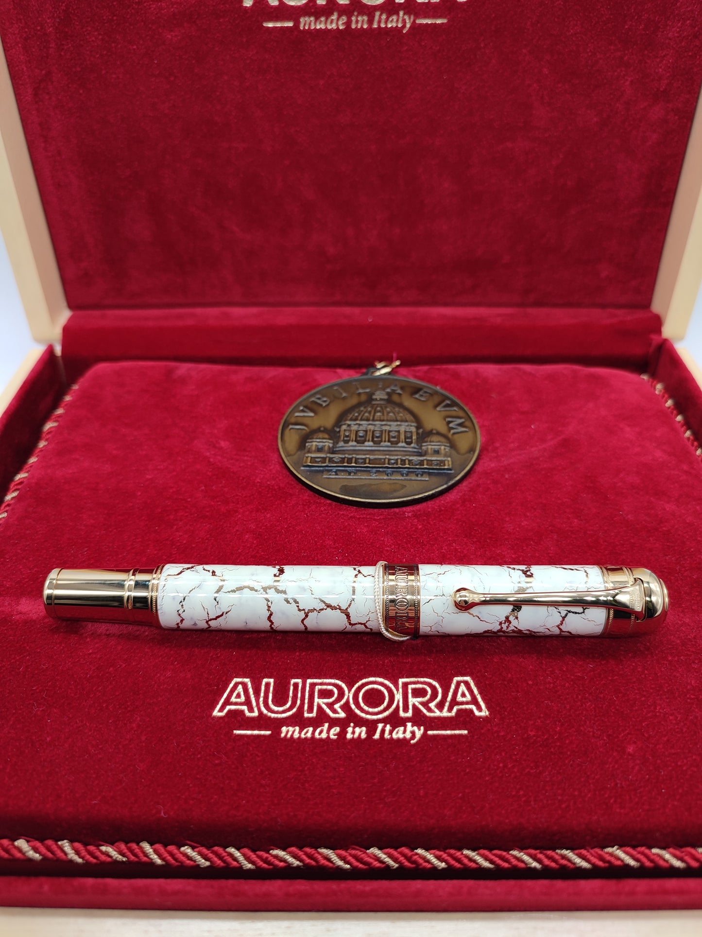 Aurora L.edition Jubilee AD 2000 pen box set in gold 1607/2000 pieces.