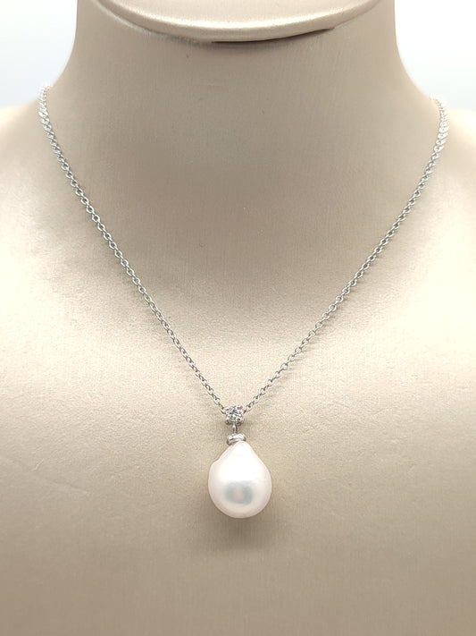 Gold necklace with Australian pearl and diamond