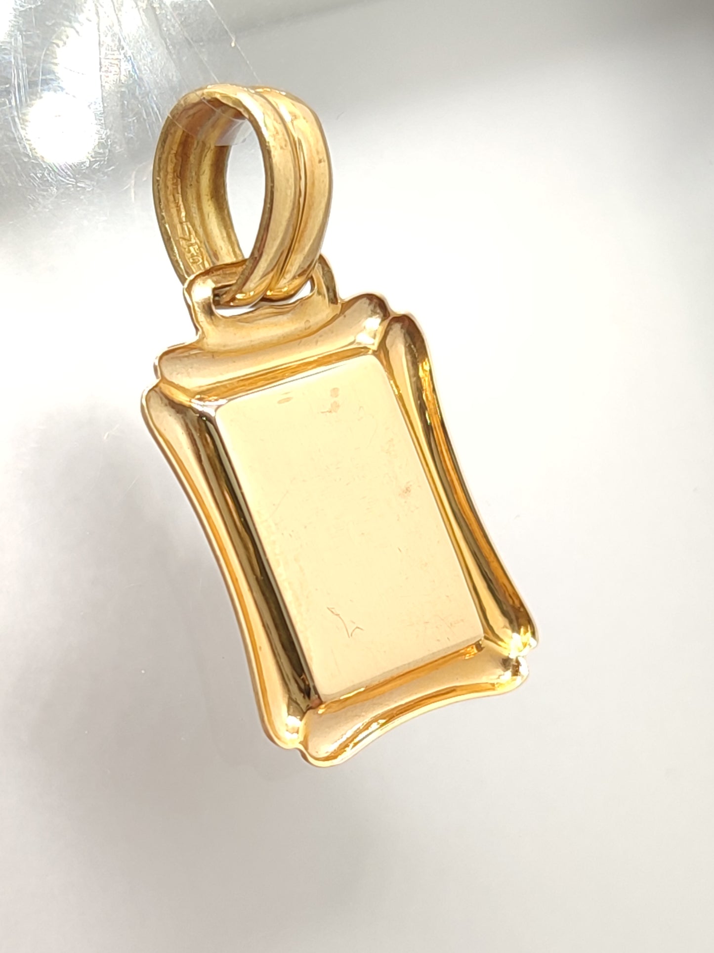 Madonna pendant enamelled in gold