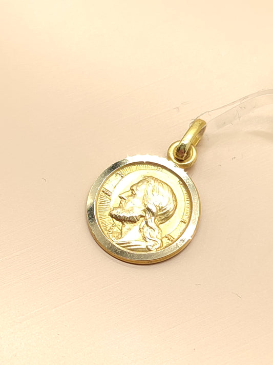 Round Jesus pendant in gold