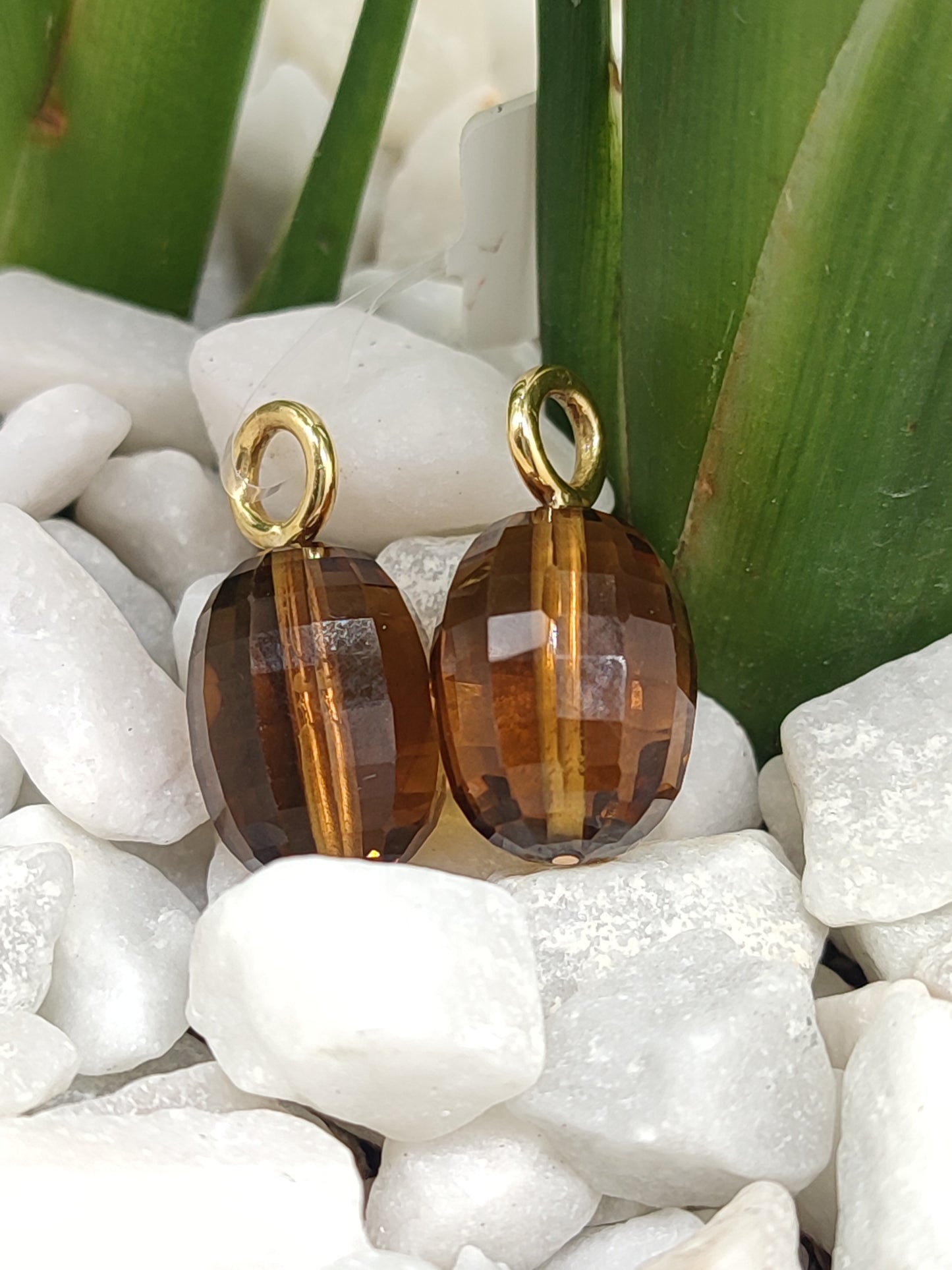 Pair of yellow gold pendants with Madeira quartz