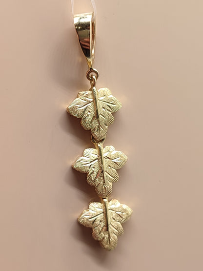 Yellow gold engraved leaves pendant